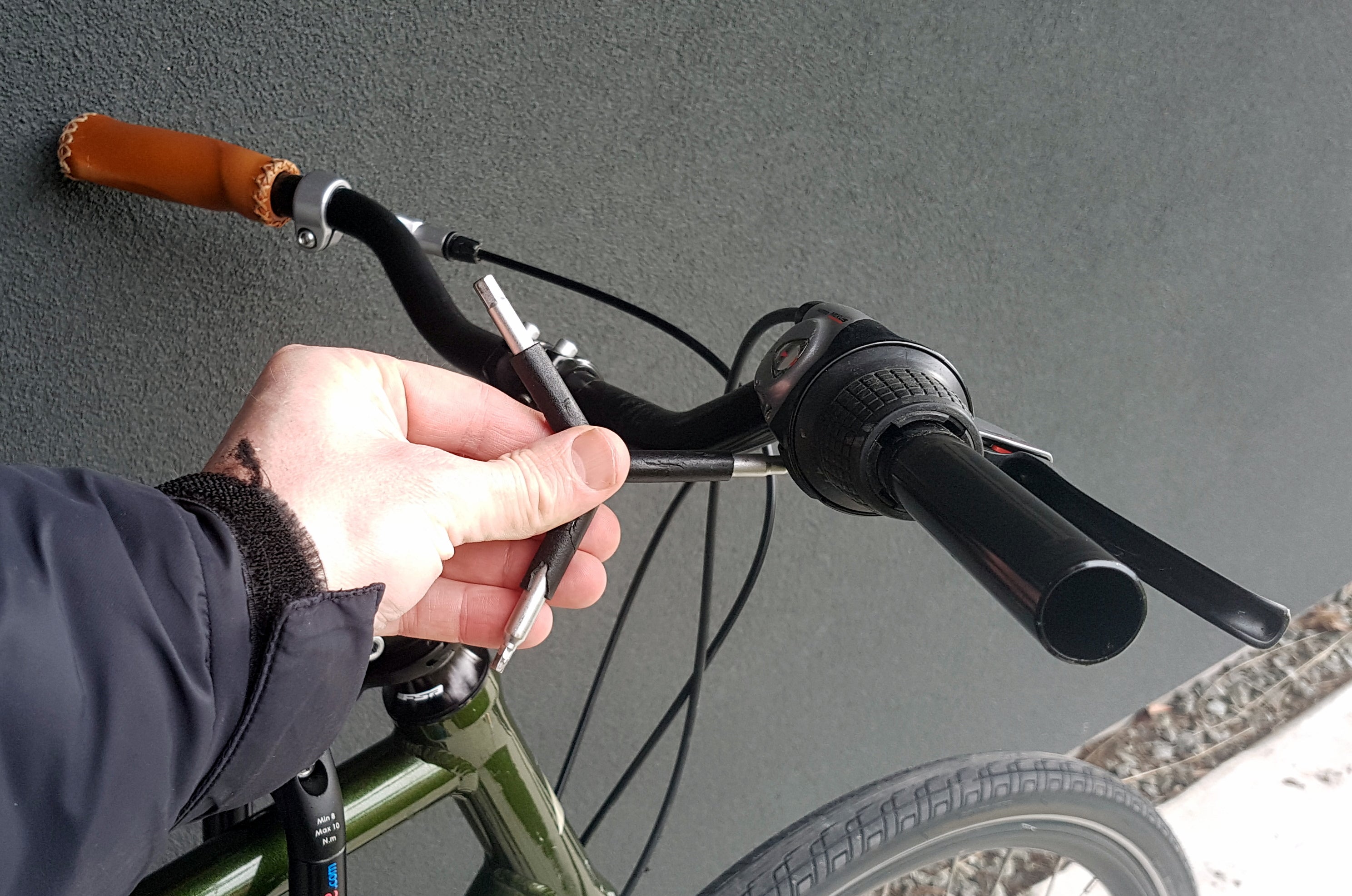 Installing bicycle grips online